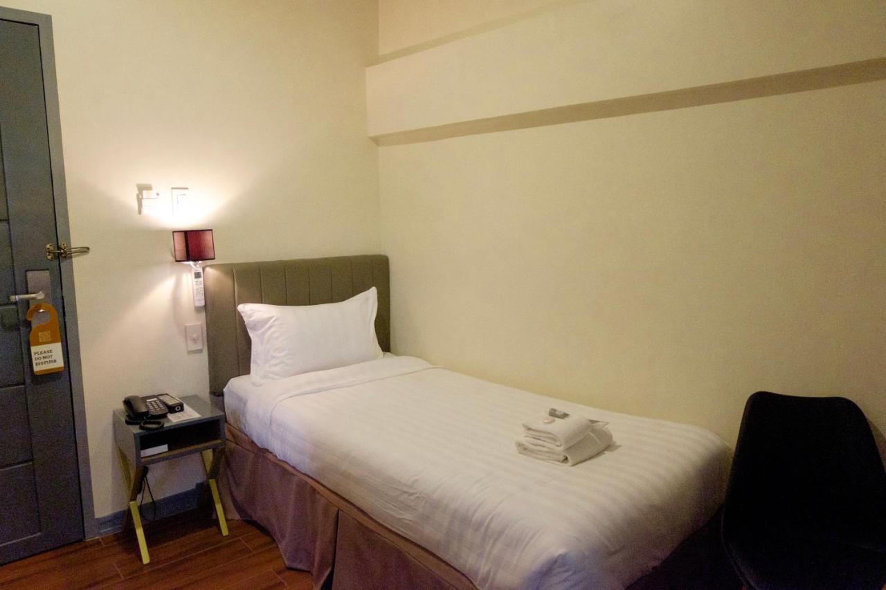 Crevice Hotel Davao Екстер'єр фото